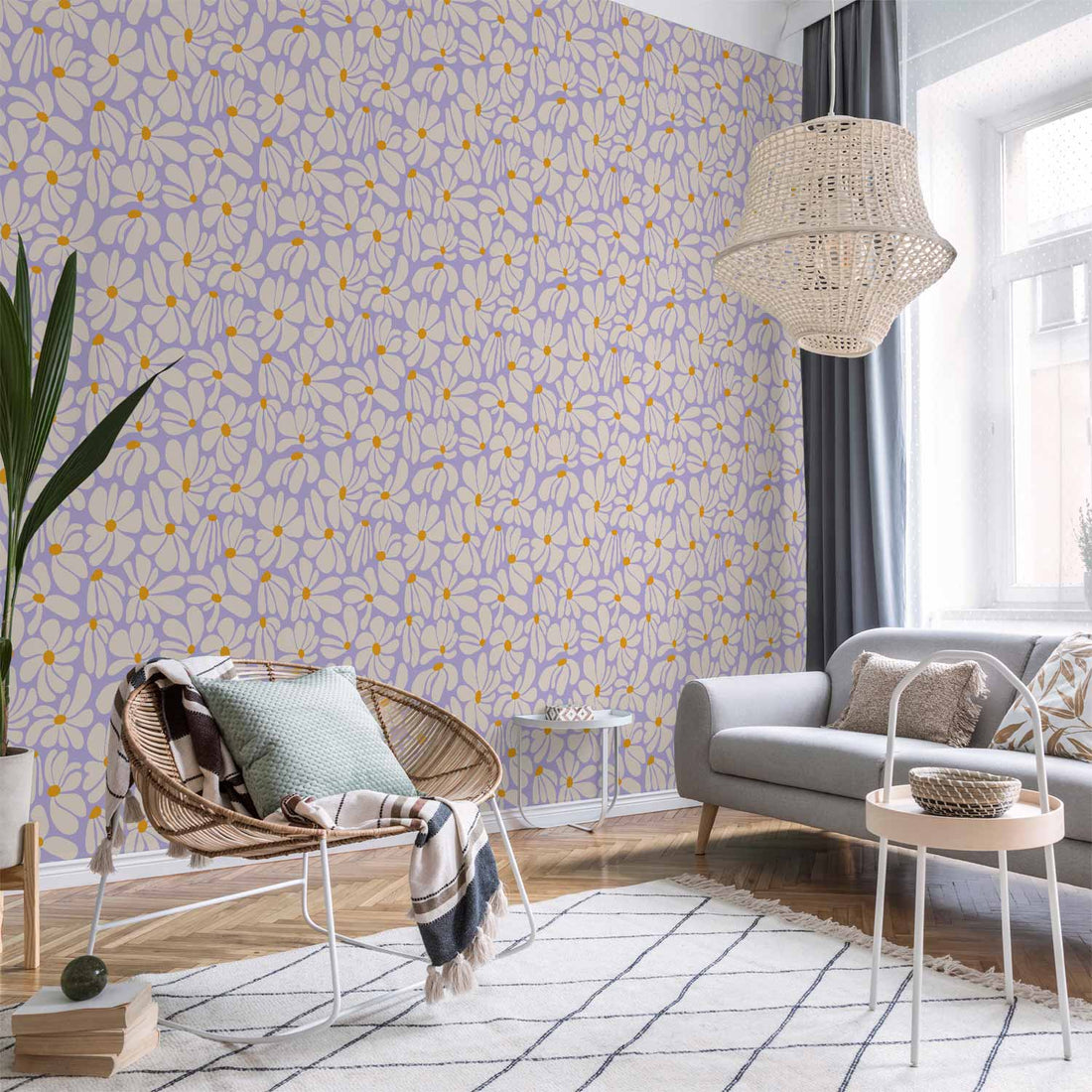 Crèmebloempjes behang op rol in een warm interieur